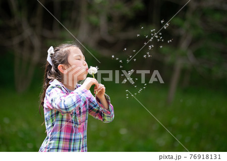 吹き飛ばすの写真素材