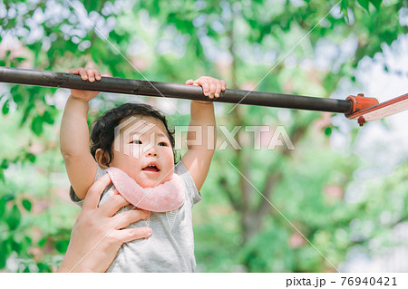 鉄棒 女の子の写真素材