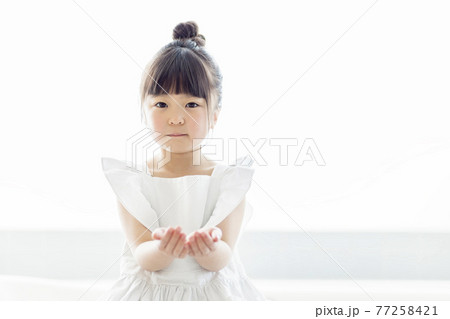 子供 女の子 可愛い 10歳未満の写真素材