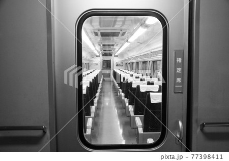電車 座席 車内 レトロの写真素材