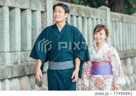男女 着物 カップル 茶髪の写真素材