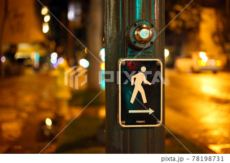 道路 ハワイ 信号ボタンの写真素材