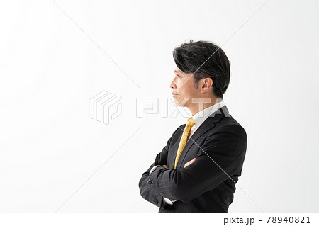 腕組み 会社員 男性 横向きの写真素材