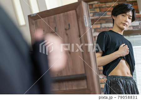 痩せ型 男性 男の写真素材