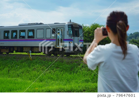 旅イメージ 人物 女性 線路の写真素材