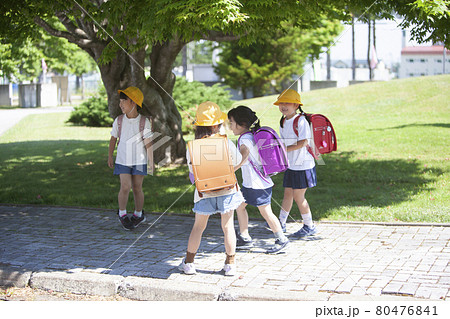 女子小学生　登校 小学生 女の子 登校 下校の写真素材 - PIXTA