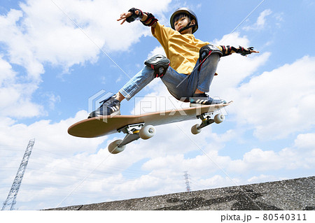 スケートボード スケボー オーリー ジャンプの写真素材