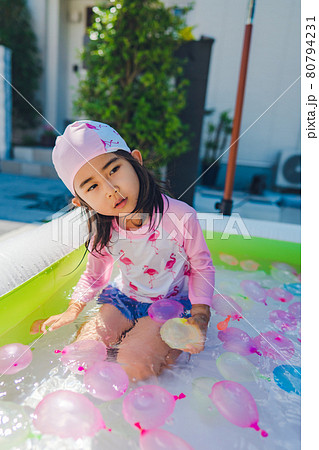 水遊び 幼児 女の子の写真素材