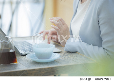 紅茶 女性 飲む 上半身の写真素材