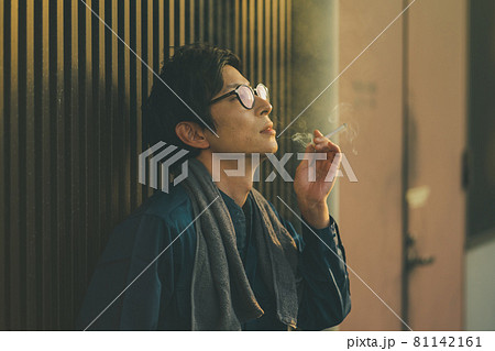 人物 男性 タバコ 吸うの写真素材