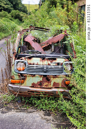 廃車 車 壊れた車 朽ちるの写真素材