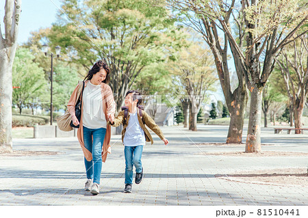 家族 親子 帰り道 女性の写真素材 - PIXTA