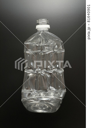 潰す ペットボトルの写真素材 潰す ペットボトルの写真素材