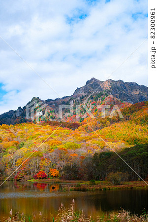 錦秋の鏡池の写真素材 - PIXTA