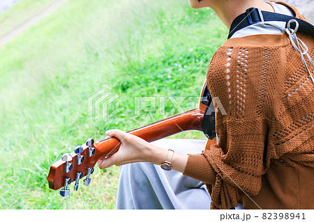 女性 ギター 後姿 若いの写真素材