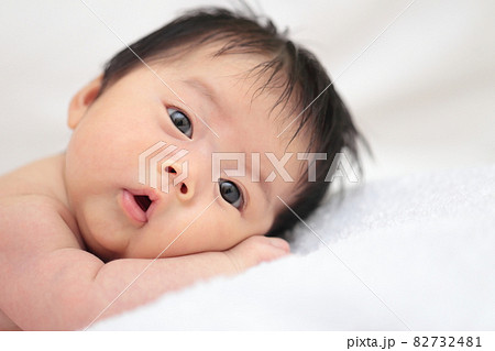 女の子 赤ちゃん 裸 0歳 かわいい 女性の写真素材