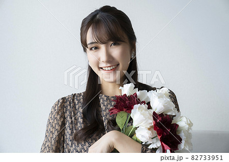 女性 花束 抱える 花の写真素材
