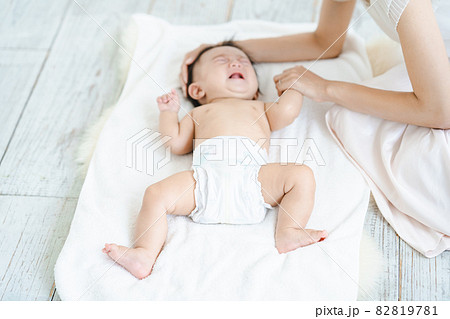 オムツ交換の写真素材 オムツ交換の写真素材