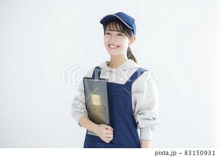女性 エプロン カフェ店員 キャップの写真素材