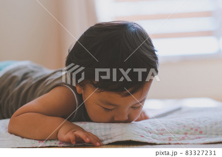 子供 男の子 タンクトップ 寝そべるの写真素材