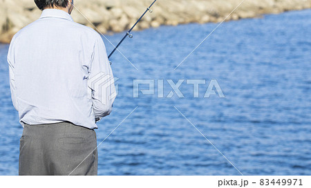 防波堤釣り 釣り人 人間 後ろ姿の写真素材