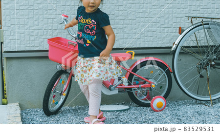 子供用自転車 3歳 3才の写真素材