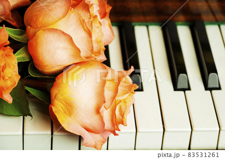 ピアノ 花の写真素材