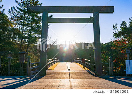 伊勢神宮 宇治橋 日の出 朝日の写真素材