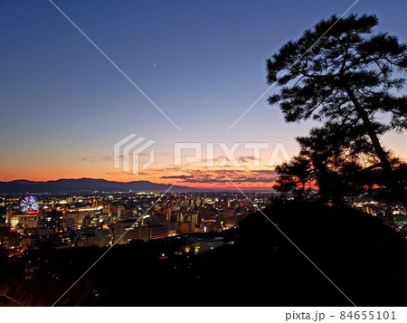 石鎚連山と松山城の夕景 03・12 | GANREF