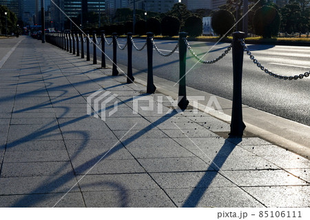 チェーン 歩道 道路 ポールの写真素材