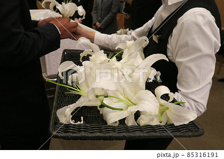 葬儀屋 スタッフ 別れ花 花の写真素材