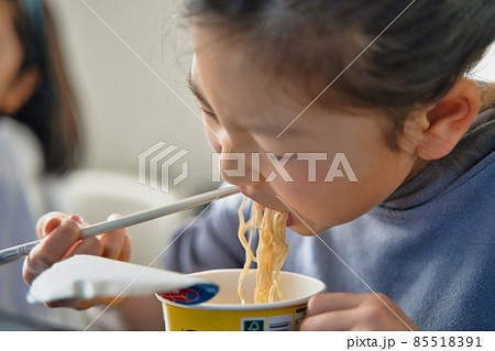 すする ラーメン 人物 女の子の写真素材