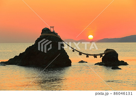 二見浦 夫婦岩 朝日 日の出の写真素材 - PIXTA