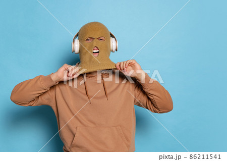 ヘッドフォン 男性 顔無し パーカーの写真素材