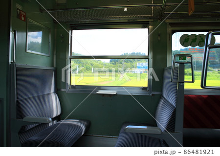 電車 車内 列車 対面席の写真素材
