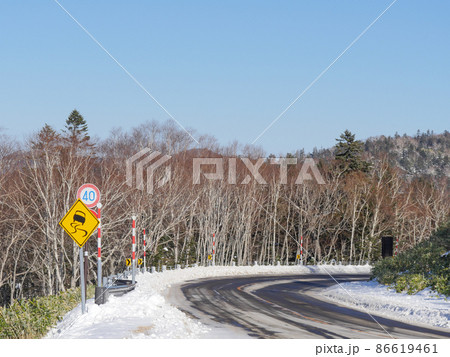 スノーポール 積雪 雪 道路の写真素材