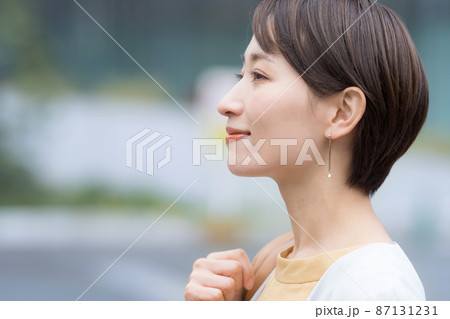 ショートカット OL 女性 ショートカット OL お母さんの写真素材 - PIXTA
