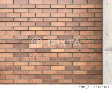 テクスチャ素材=煉瓦タイルとコンクリート打ちっ放しの柱