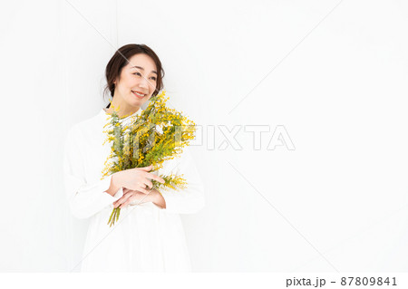 女性 花束 抱える 花の写真素材