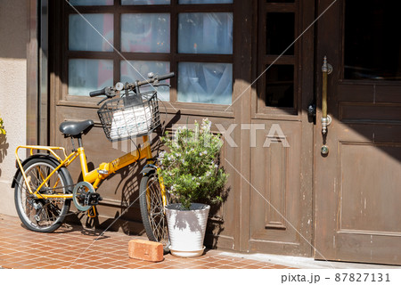 黄色い自転車のある店先のイメージ