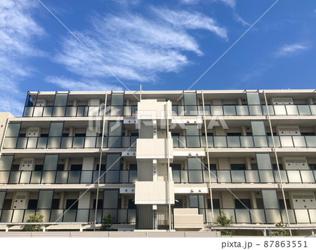 晴天の新築マンションの外観イメージ