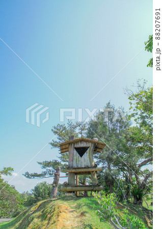 小屋 秘密基地 風景 空の写真素材