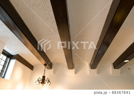 アンティークなキッチンの梁のある天井