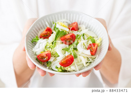 皿 料理 持つ 手の写真素材