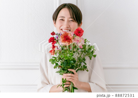 女性 花束 抱える 花の写真素材