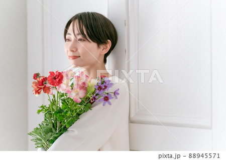 女性 花束 抱える 花の写真素材