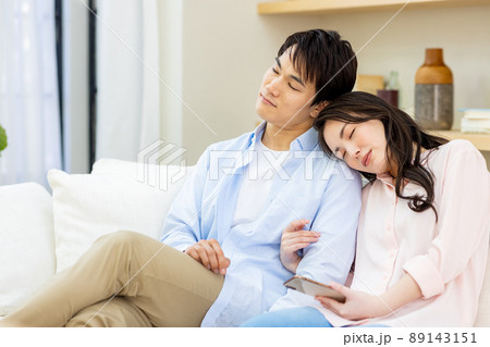 男性 ソファー 寝る 昼寝の写真素材