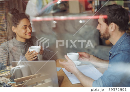 コーヒータイム 珈琲タイム カップル 二人の写真素材 - PIXTA