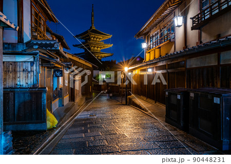 雨の夜景の写真素材