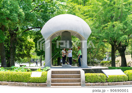 平和の鐘 広島平和記念公園 広島 新緑の写真素材